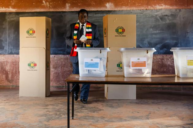 Le président zimbabwéen Emmerson Mnangagwa vote dans une école primaire, le 30 juillet 2018 [Jekesai NJIKIZANA / AFP]