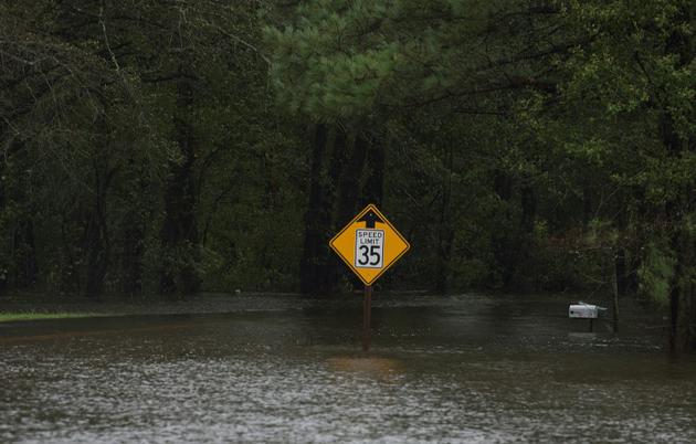 Les pluies diluviennes qui se sont abattues depuis le passage de l'ouragan Florence sur Grifton, en Caroline du Nord (sud-est des Etats-Unis) ont inondé plusieurs routes autour du village, le 16 septembre 2018<br />
 [Andrew CABALLERO-REYNOLDS / AFP]