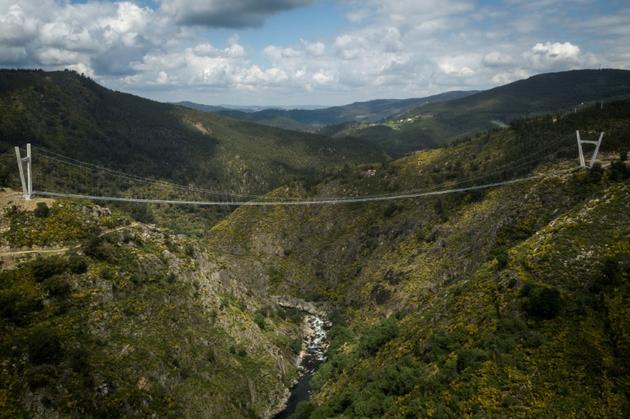 Vue aérienne du pont pédestre suspendu le plus long du monde (516 m), 175 m au-dessus de la rivière Paiva, à Arouca, dans le nord du Portugal  [CARLOS COSTA / AFP]