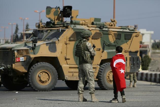Des soldats turcs patrouillent dans la ville de Tal Abyad, dans le nord de la Syrie près de la frontière turque, le 23 octobre 2019  [Bakr ALKASEM / AFP]