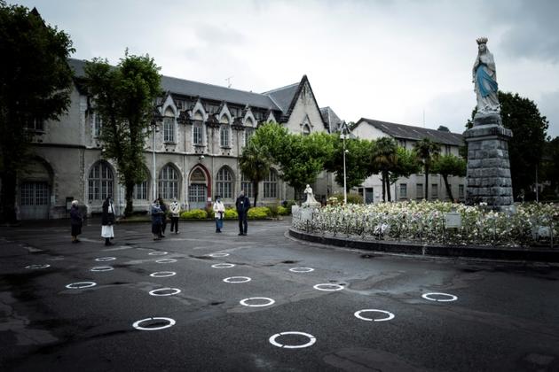 Des pèlerins avant la réouverture du sanctuaire de Lourdes, fermé pour la première fois de son histoire pendant deux mois, pour cause d'épidémie, le 16 mai 2020 à Lourdes [Lionel BONAVENTURE / AFP]