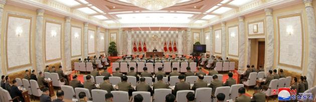 Une image diffusée par l'agence officielle KCNA montre le leader nord-coréen Kim Jong Un présidant une réunion de la Commission militaire centrale du Parti des Travailleurs [STR / KCNA VIA KNS/AFP]