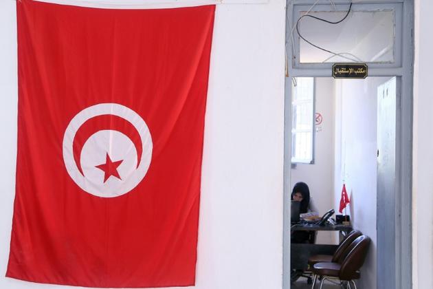 Un drapeau tunisien devant un bureau de la Haute autorité indépendante pour les élections, le 15 août 2019 à Sidi Bouzid [Anis MILI / AFP/Archives]