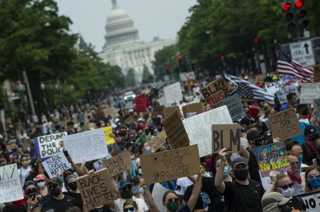 Une foule de manifestants devant le Capitole, à Washington, le 6 juin 2020 [ROBERTO SCHMIDT / AFP]