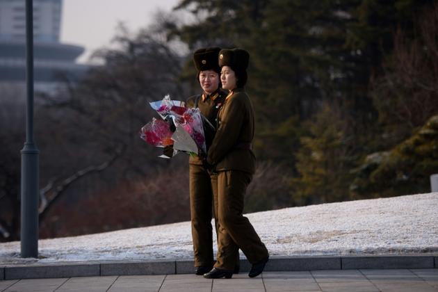 Deux militaires nord-coréennes rendent hommage à Kim Jong Il, le 16 février 2019 à Pyongyang  [Ed JONES / AFP]