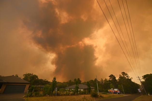 Des feux de forêts à proximité des maisons, le 21 décembre 2019 Bargo, au sud-ouest de Sydney, en Australie [PETER PARKS / AFP]