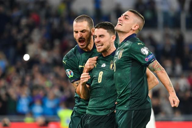 La joie des Italiens Leonardo Bonucci (g) et Marco Verratti après le penalty réussi par  Jorginho (c) contre la Grèce, le 12 octobre 2019 à Rome [Alberto PIZZOLI / AFP]