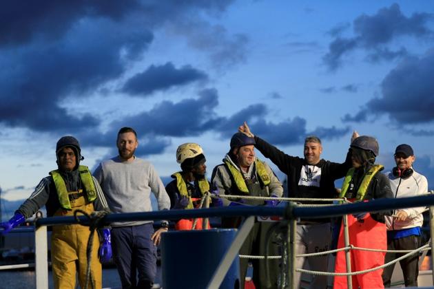 Des membres d'équipage du chalutier écossais Cornelis Gert Jan le 3 novembre 2021 avant leur départ du port du Havre où leur bateau était immobilisé depuis une semaine suite à une décision des autorités françaises [Sameer Al-DOUMY / AFP]