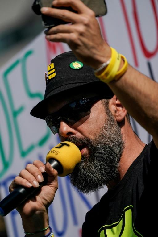 Jérôme Rodrigues, l'une des figures du mouvement des "gilets jaunes", prend la parole lors d'une manifestation le 20 avril à Paris [Lionel BONAVENTURE / AFP/Archives]