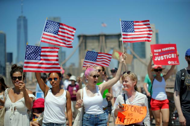 Des manifestants sur le pont de Brooklyn à New York le 30 juin 2018 [EDUARDO MUNOZ ALVAREZ / AFP]