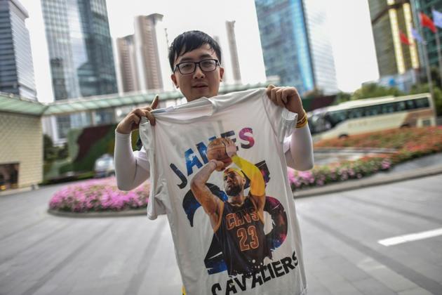 Un fan exhibe un maillot à l'effigie de LeBron James alors chez les Cleveland Cavaliers, avant le match de présaison qui doit opposer les Lakers aux Nets, à Shanghai, le 9 octobre 2019 [HECTOR RETAMAL / AFP]
