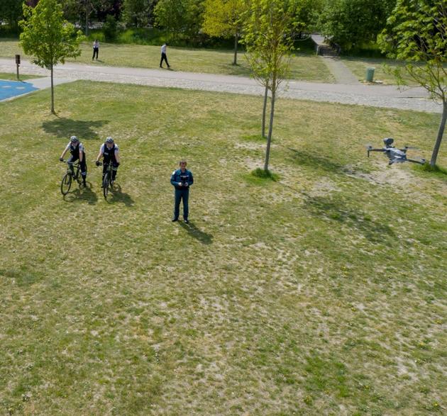 Des policiers actionnent un drone de surveillance dans un espace vert à Metz, le 24 avril 2020 pour traquer les contrevenants au confinement [JEAN-CHRISTOPHE VERHAEGEN / AFP]