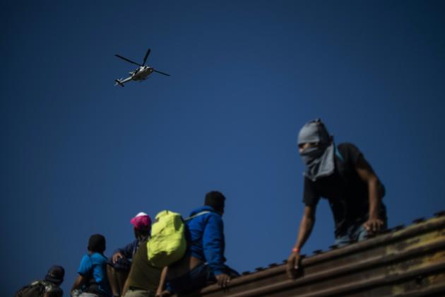 Des migrants d'Amérique centrale tentent de traverser la frontière américaine à Tijuana le dimanche 25 novembre 2018 [Pedro PARDO / AFP]