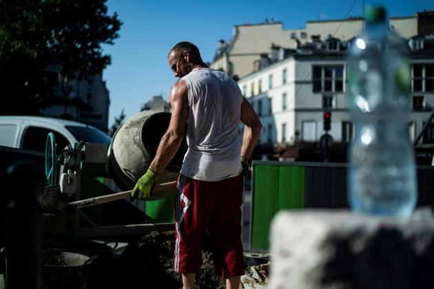 Un ouvrier à Paris le 26 juin 2019, en pleine canicule [Kenzo TRIBOUILLARD / AFP]