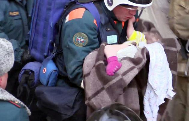 Photographie fournie le 1er janvier 2019 par le ministère russe des Situations d'urgence, montrant un bébé retrouvé vivant sous les décombres d'un immeuble touché par une explosion de gaz à Magnitogorsk, dans l'Oural, en Russie [HO / RUSSIAN EMERGENCY SITUATIONS MINISTRY/AFP]
