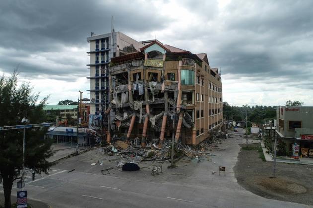 (ARCHIVES) Un immeuble détruit par un séisme de magnitude 6,5 à Kidapawan dans la province de Cotabato sur l'île de Mindanao aux Philippines le 31 octobre 2019 [Ferdinandh CABRERA / AFP/Archives]