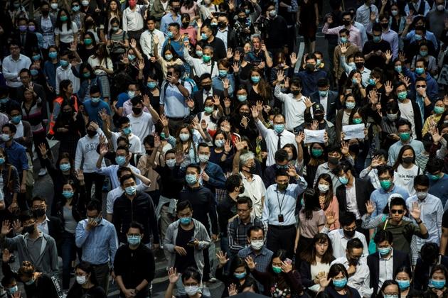 Des manifestants rassemblés dans le quartier de Central, sur l'île de Hong Kong, le 15 novembre 2019 [ISAAC LAWRENCE / AFP]