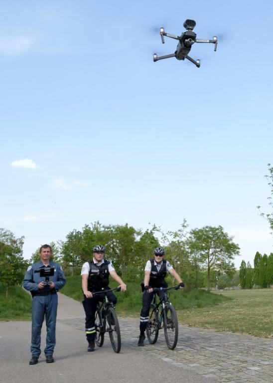 Un drone de surveillance est actionné par des policiers dans le cadre d'une démonstration à Metz, le 24 avril 2020 pour traquer les contrevenants au confinement [JEAN-CHRISTOPHE VERHAEGEN / AFP]