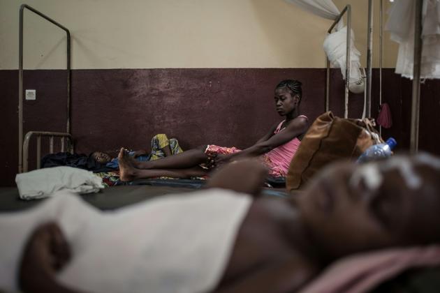 Une mère et son fils séropositifs à l'hôpital de Bangui, en Centrafrique, en décembre 2018 [FLORENT VERGNES / AFP/Archives]