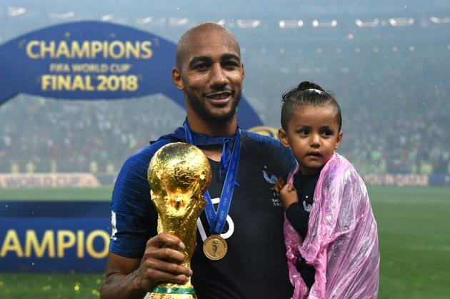 Le milieu Steven Nzonzi célèbre la victoire des Bleus avec sa petite fille, le 15 juillet 2018 à Moscou  [FRANCK FIFE  / AFP/Archives]