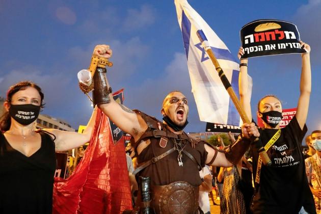 Des Israéliens manifestent contre la gestion de la pandémie par leur gouvernement, le 11 juillet 2020 à Tel Aviv [Jack GUEZ  / AFP]