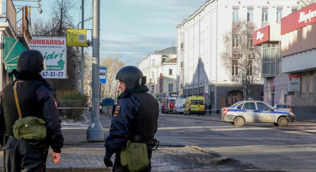 Patrouille de police dans une rue proche du siège du FSB à Arkhangelsk le 31 cotobre 2018 [Michail SHISHOV / AFP]