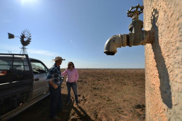 Le couple d'agriculteurs australiens Matt et Sandra Ireson devant leur exploitation soumise à une sécheresse prolongée, près de Booligal le 28 septembre 2018 [Peter PARKS / AFP]