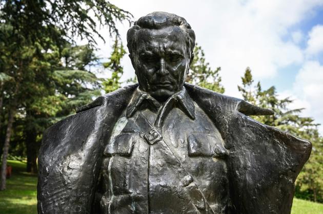 Photo prise le 30 avril 2020 montrant une statue de l'ancien numéro un yougoslave Josip Broz Tito (1892–1980). [Andrej ISAKOVIC / AFP]