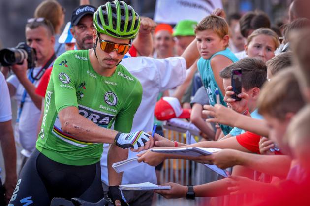 Le sprinteur vedette Peter Sagan de l'équipe Bora signe des autographes à ses fans à Herentals, en Belgique, le 2 août 2018 [LUC CLAESSEN / Belga/AFP/Archives]