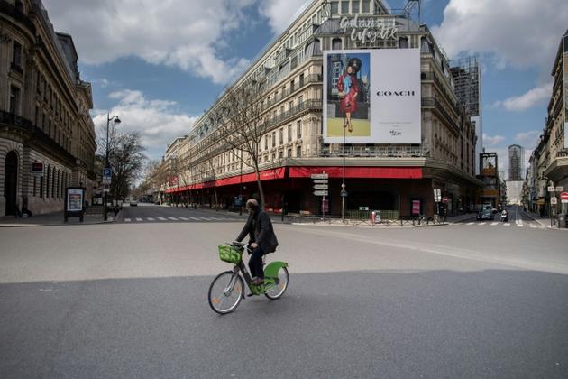Un cycliste à Paris, le 18 mars 2020 [Martin BUREAU / AFP/Archives]