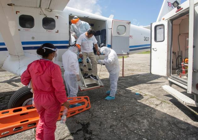 Un travailleur médical présentant des symptomes du Covid-19 débarque à l'aéroport d'Iquitos, en Amazonie péruvienne, le 11 juillet 2020 [Cesar Von BANCELS / AFP]