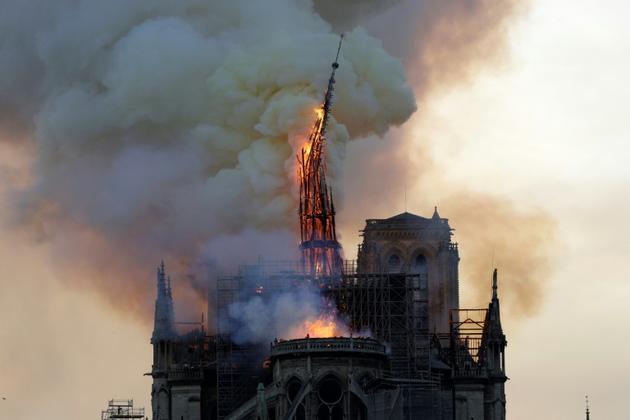 La flèche de Notre-Dame s'apprête à s'effondrer, dans la soirée du 15 avril 2019  [Geoffroy VAN DER HASSELT / AFP/Archives]