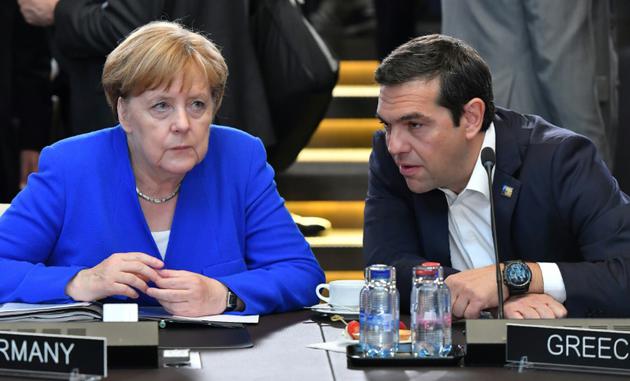 La chancelière allemande Angela Merkel (g) et le Premier ministre grec Alexis Tsipras (R) lors d'une réunion de l'Otan, le 11 juillet 2018 à Bruxelles  [EMMANUEL DUNAND / AFP/Archives]