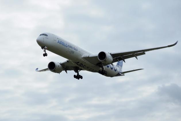 Un Airbus A350-1000 lors d'un vol d'essai le 8 février 2019 au-dessus de l'aéroport de Chateauroux (France) [GUILLAUME SOUVANT / AFP/Archives]