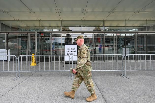 Un soldat de la Garde Nationale américaine le 31 mars 2020 devant le centre de conférences Javits Center à Manhattan, désormais prêt à acceillir jusqu'à 3.000 malades pour soulager les hôpitaux face au coronavirus<br />
 [Angela Weiss / AFP]