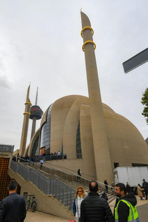 La mosquée centrale de Cologne, en Allemagne, financée par l'Union des affaires turco-islamiques (Ditib), le 28 septembre 2018 avant son inauguration présidée par le président turc Recep Tayyip Erdogan [Patrik STOLLARZ / AFP]