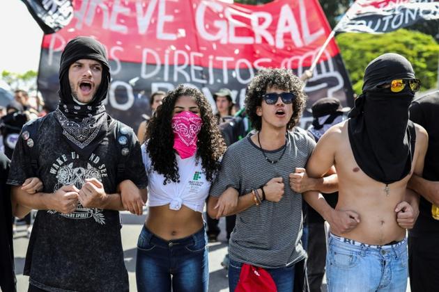 Des manifestants à Brasilia pour la défense de l'université, le 15 mai 2019<br />
 [Sergio LIMA / AFP]