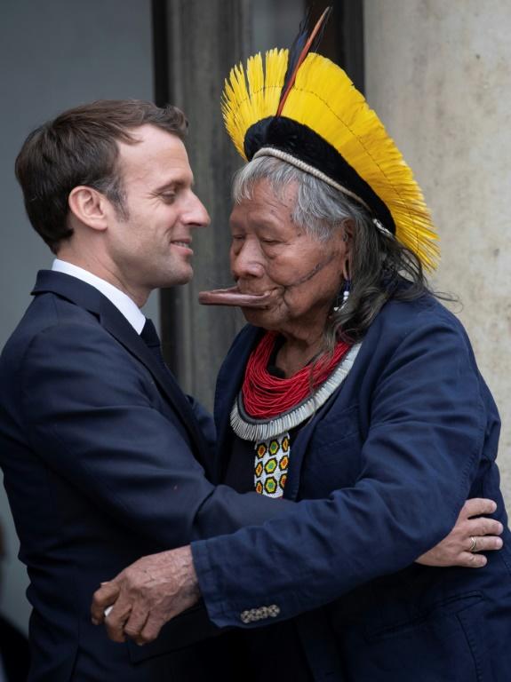 Le chef indigène Raoni Metuktire (d) reçu par le président français Emmanuel Macron à l'Elysée, le 16 mai 2019 à Paris [Thomas SAMSON / AFP/Archives]