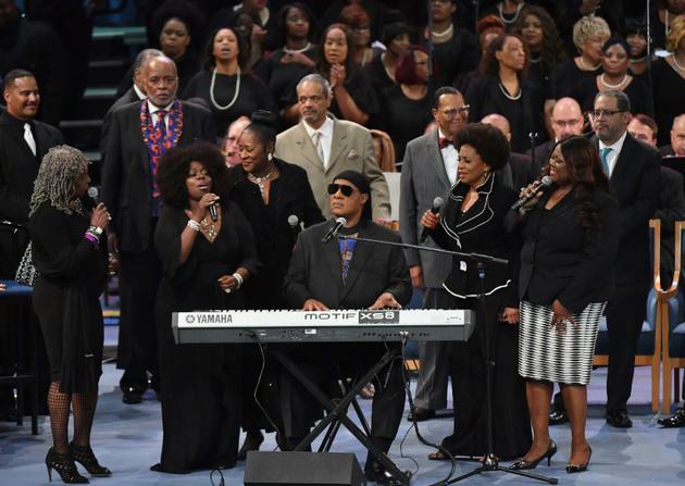Stevie Wonder au piano et au micro lors des obsèques de la "Reine de la Soul", le 31 août 2018 à Detroit, dans le nord des Etats-Unis  [Angela Weiss / AFP]