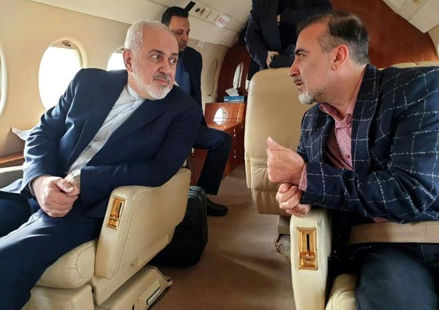 Javad Zarif (à gauche) s'entretient avec l'universitaire Massoud Soleimani après sa libération par les Etats-Unis, le 7 décembre 2019, dans une photo publiée par le ministère iranien des Affaires étrangères  [- / Iranian Foreign Minister's official Twitter account/AFP]