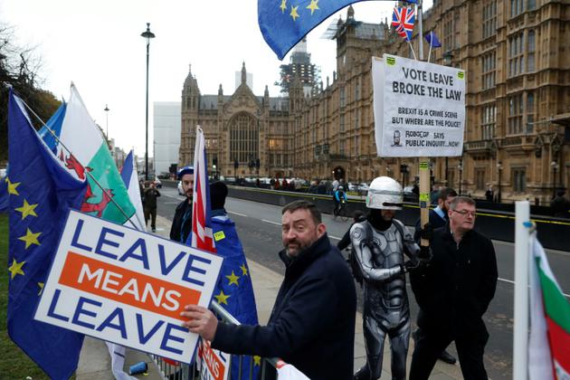 Des pro et anti-Brexit manifestent devant le Parlement, le 14 janvier 2019 à Londres [Adrian DENNIS / AFP]
