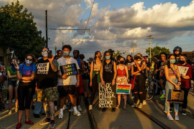 Des manifestants protestent le 27 août 2020 à Kenosha (Etats-Unis) après que les tirs d'un policier ont grièvement blessé l'Afro-Américain Jacob Blake [Kerem Yucel / AFP/Archives]