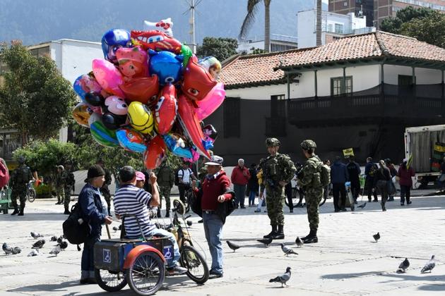 Des militaires patrouillent dans le centre de Bogota le 23 novembre 2019 [JUAN BARRETO / AFP]