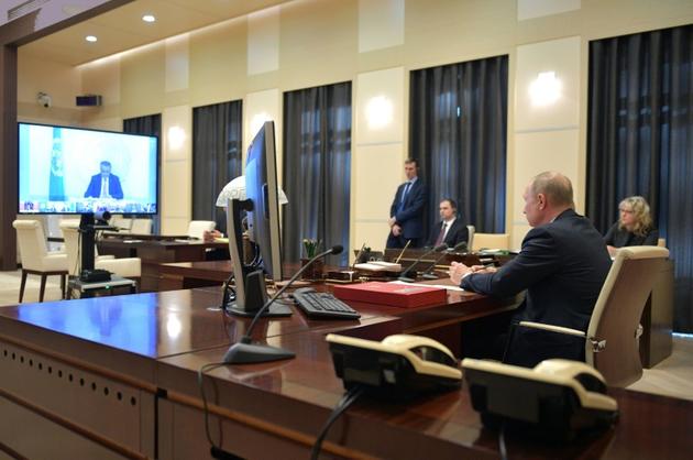 Le président russe Vladimir Poutine suit une visioconférence du G20 depuis sa résidence de Novo-Ogaryovo, près de Moscou, le 26 mars 2020 [Alexey DRUZHININ / SPUTNIK/AFP/Archives]