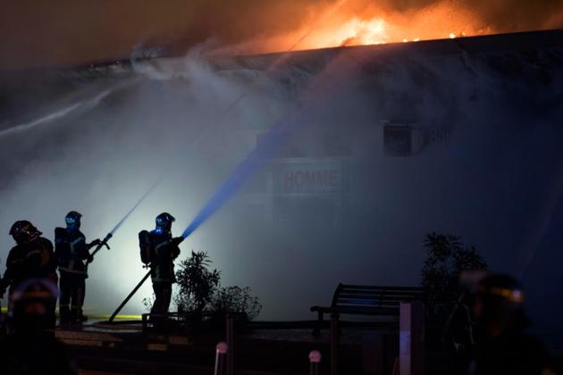 Des pompiers luttent contre le feu allumé dans un bâtiment du quartier Dervallières de Nantes, le 4 juillet 2018 [SEBASTIEN SALOM GOMIS / AFP]