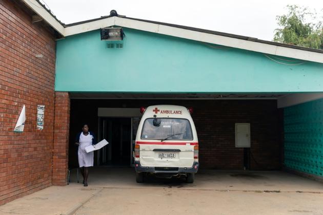 Une infirmière et une des trois ambulances en état de marche de la clinique Zengeza à Chitungwiza, au Zimbabwe, à 30 km au sud-est de Harare, le 20 mars 2020 [Jekesai NJIKIZANA / AFP/Archives]