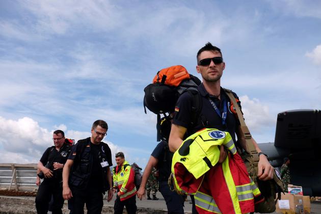 Une équipe de sauveteurs allemands est arrivée le 7 octobre 2018 sur l'aéroport de Palu. [YUSUF WAHIL / AFP]