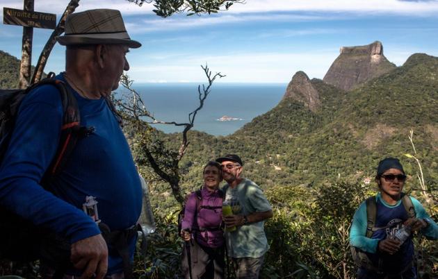 Des touristes sur un chemin de randonnée qui fera partie du futur sentier de 8.000 à travers le Brésil, le 21 juillet 2019 à Rio de Janeiro [Ian CHEIBUB / AFP]