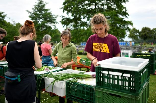 Des volontaires préparent un repas, le 20 juin 2019 à Viersen (Allemagne) [INA FASSBENDER / AFP]