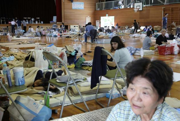 Des personnes ont trouvé refuge dans un gymnase à Kurashiki, sinistrée après de fortes intempéries qui ont fait au moins 75 morts, le 9 juillet 2018 [JIJI PRESS / JIJI PRESS/AFP]